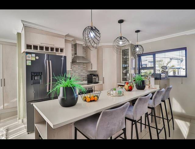4 BEDROOM HOUSE FOR SALE IN ISLAND VIEW